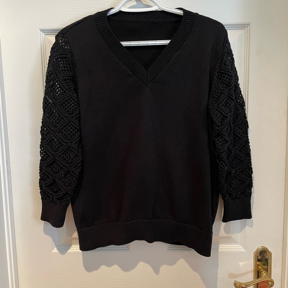 Vneck sweater with crochet sleeves